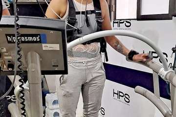 La internacional boliviana Ticona llega al Teldeportivo tras una larga espera/TA.